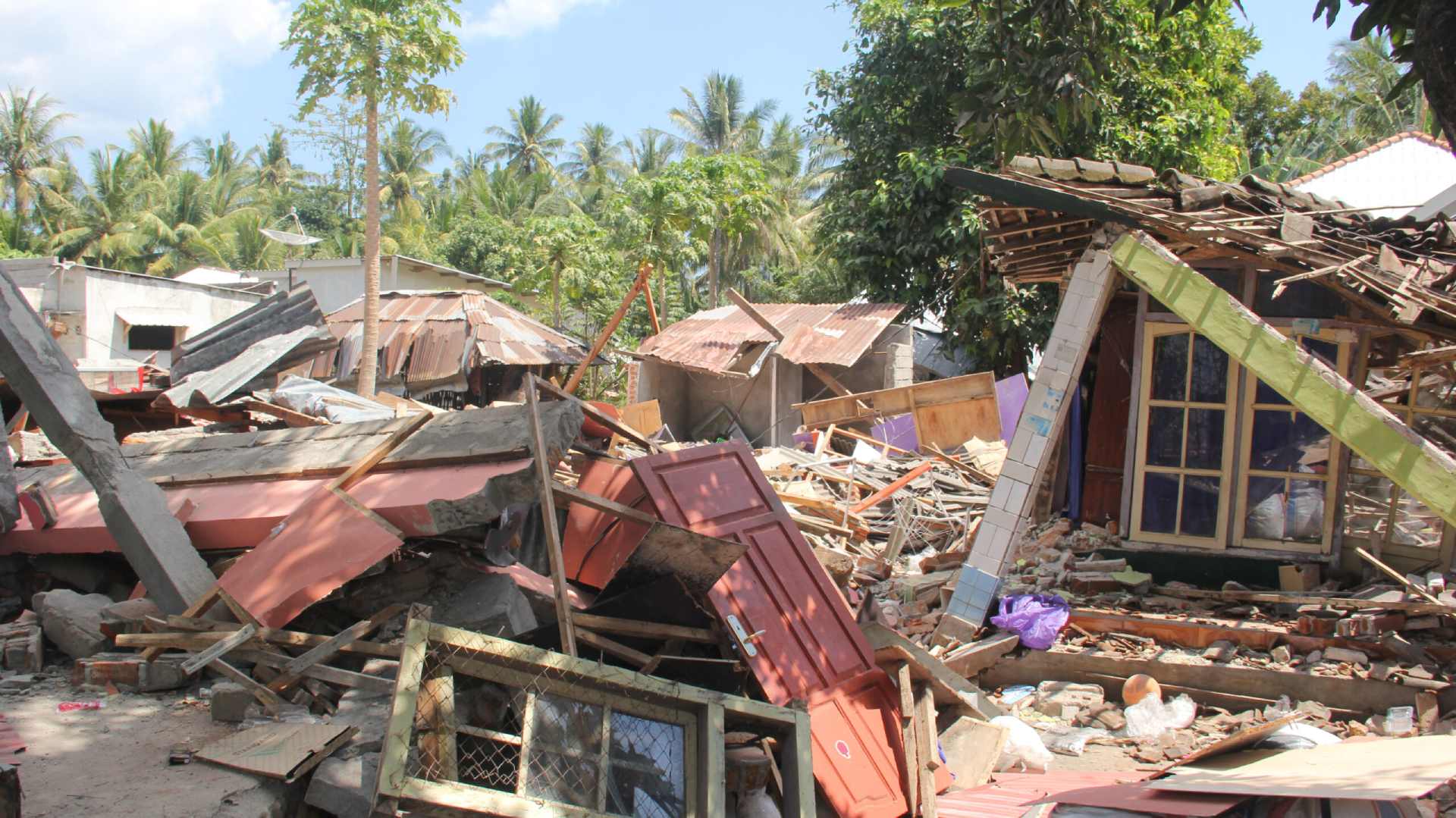 Earthquaqe disaster Lombok Indonesia 2018 - image